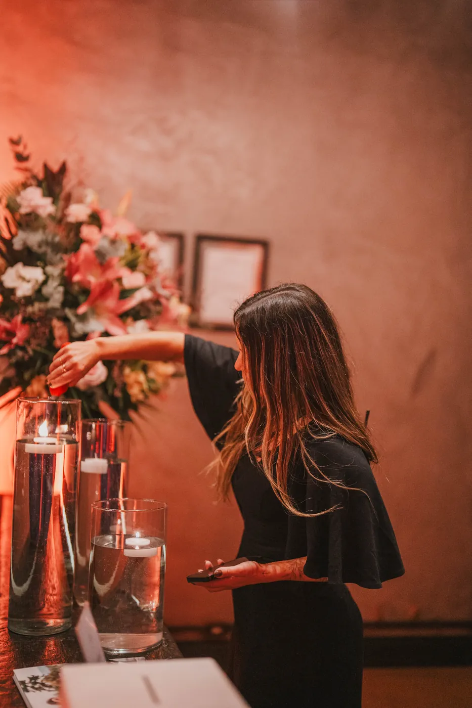 Camila arrumando um arranjo de flores