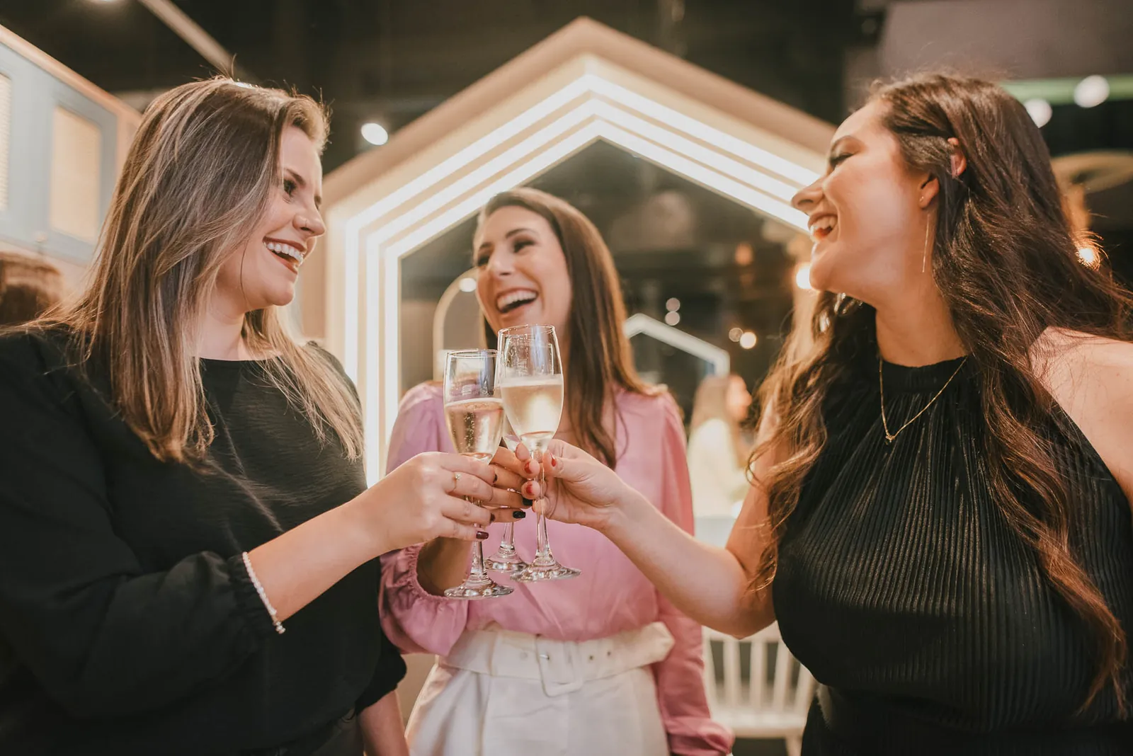 Evento corporativo: mulheres brindando num lançamento